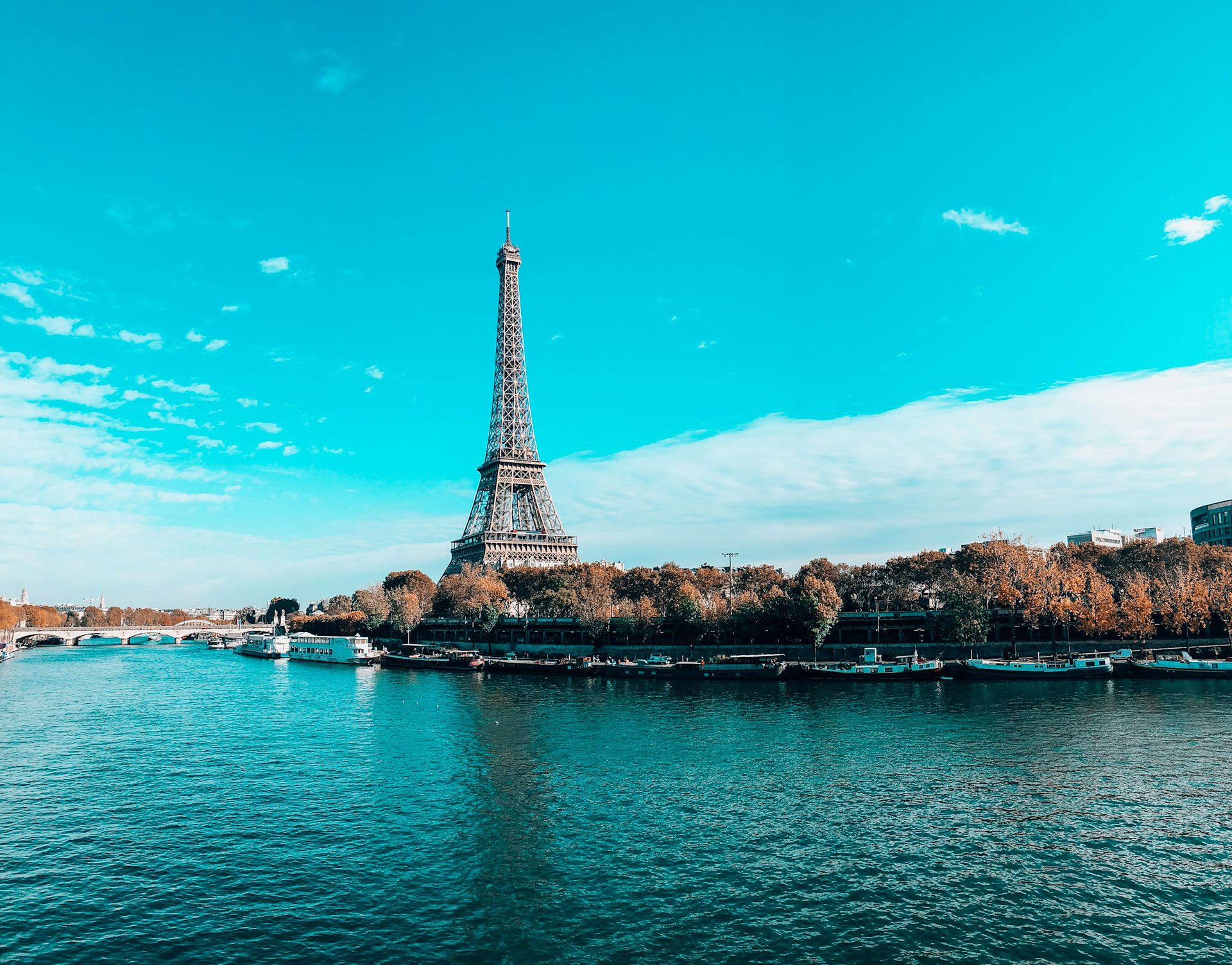 Naviguez sur la Seine : Un hôtel insolite avec des chambres sur un yacht