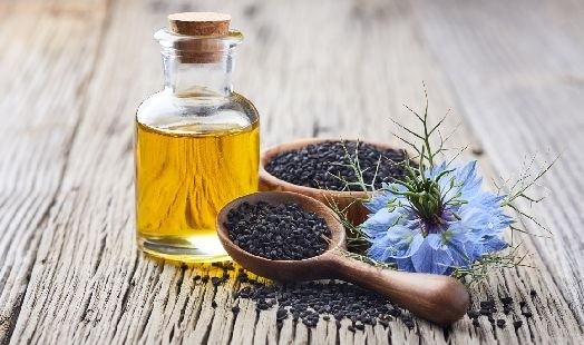 Les Vertus de l’Huile de Nigelle : Un remède naturel pour la beauté et les soins