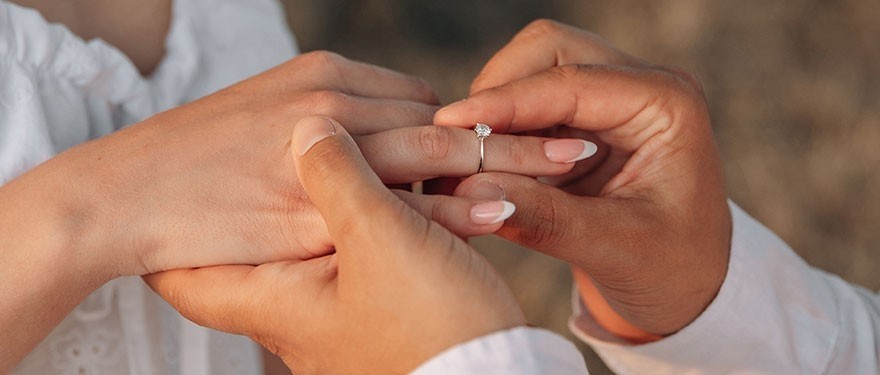 Comment choisir la bague de fiançailles qui correspond parfaitement à votre dulcinée ?