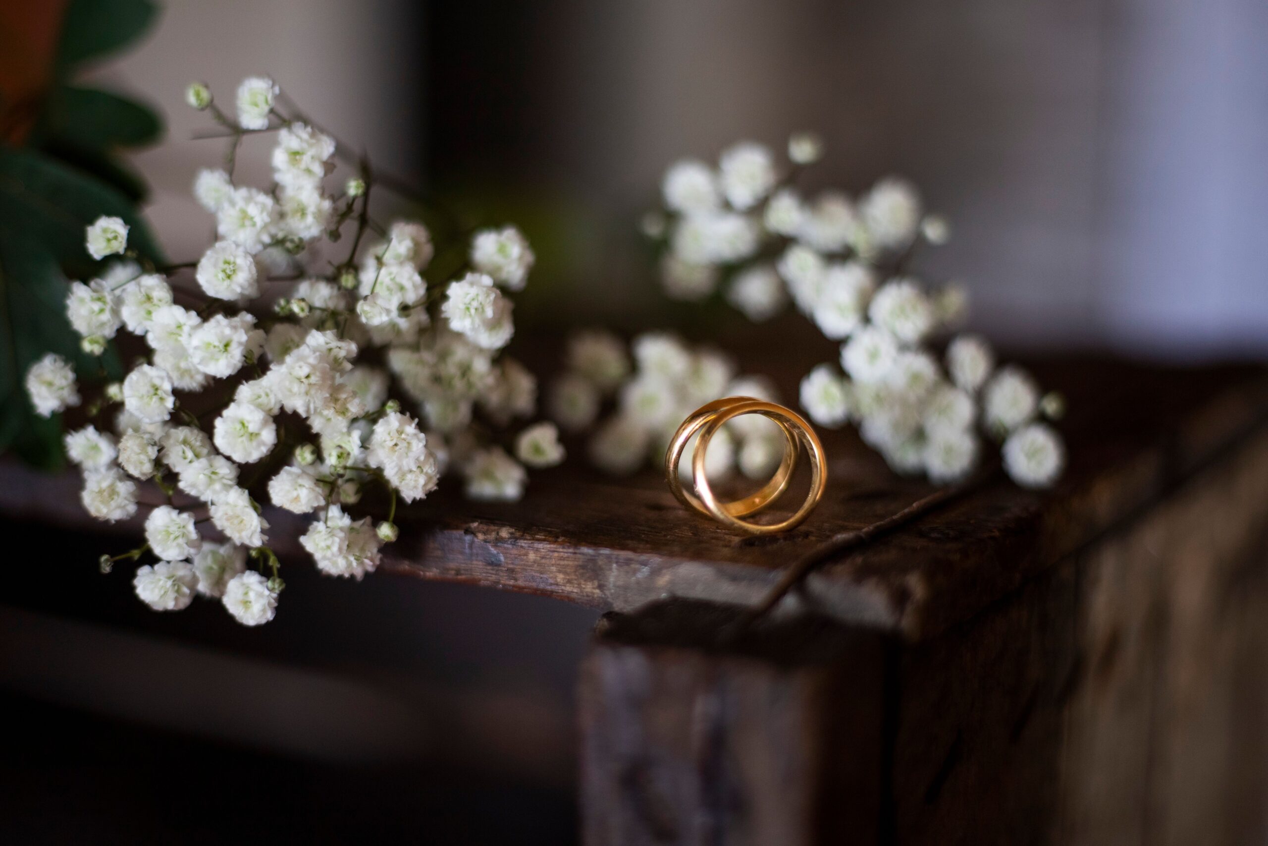 Quelle différence entre une bague de fiançailles et une alliance ?